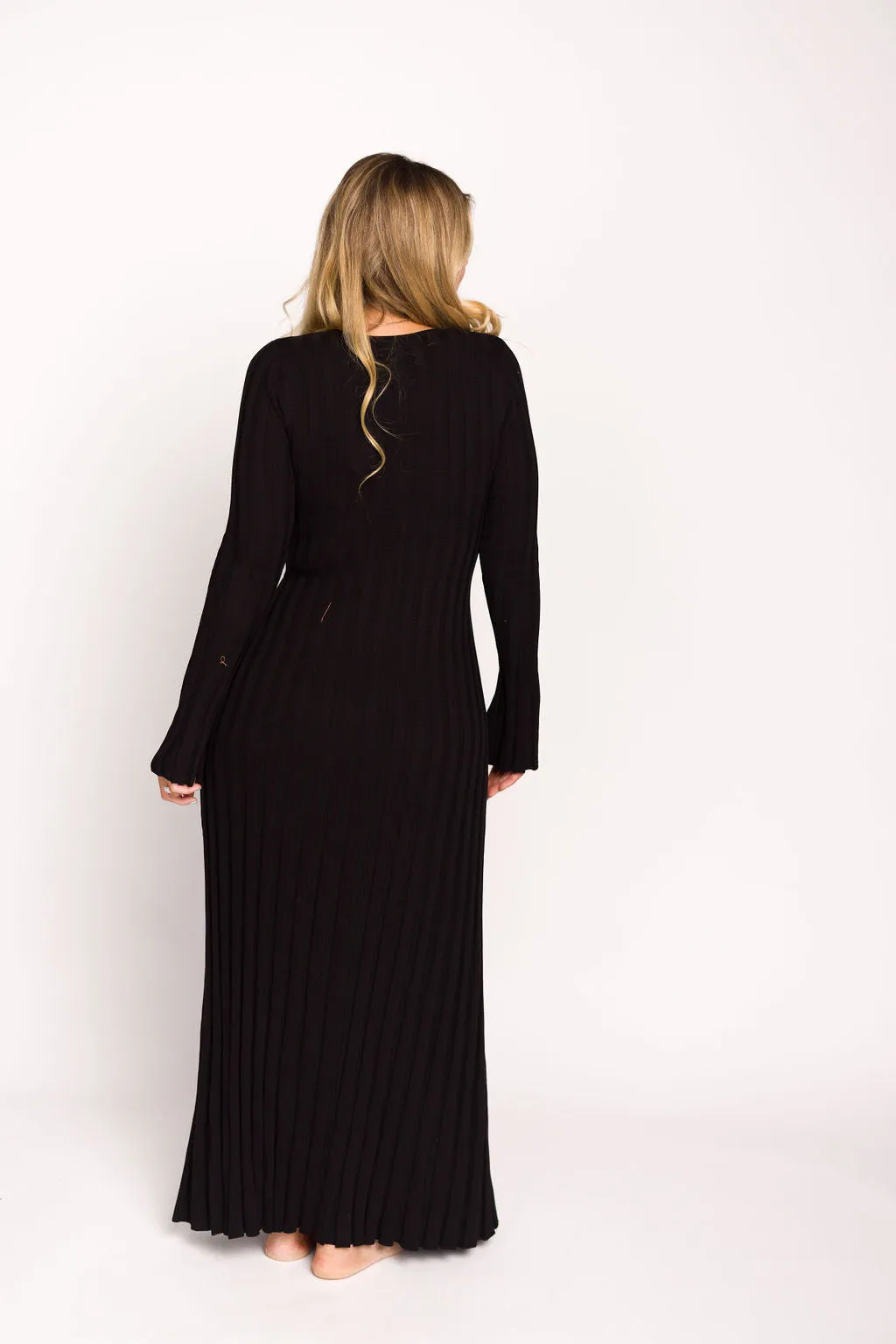 Hadley Long Sleeve V-Neck Knit Maxi Dress in Black